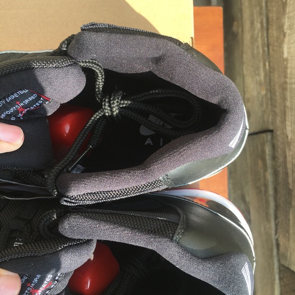 Jordan 11 Playoff Bred Size 10.5 - Picture 4 of 7